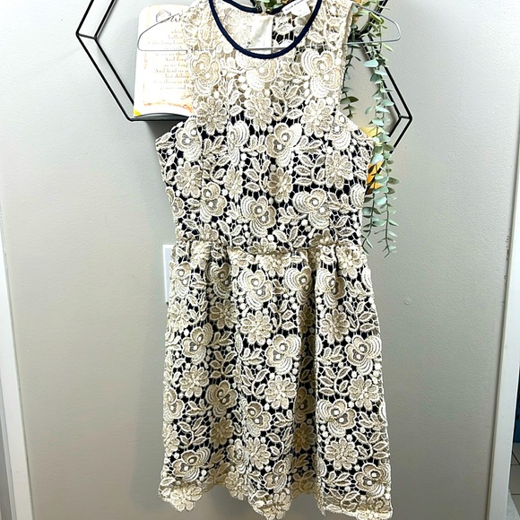 Club Monaco - Picture 1 of 1